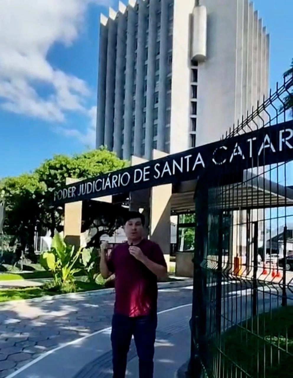 Suspensão do processo judicial que desobrigava o municípi...